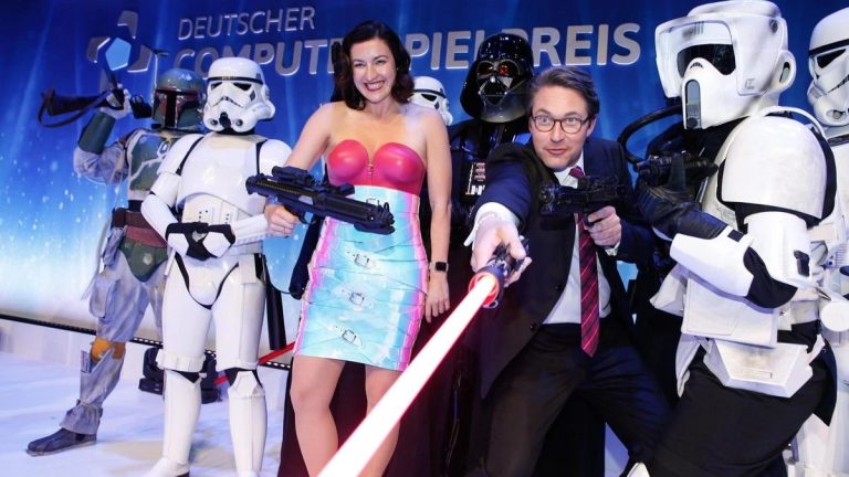 Dorothee Bär: Gehalt, Kinder, Ehemann – Alles Wichtige über die CSU-Politikerin